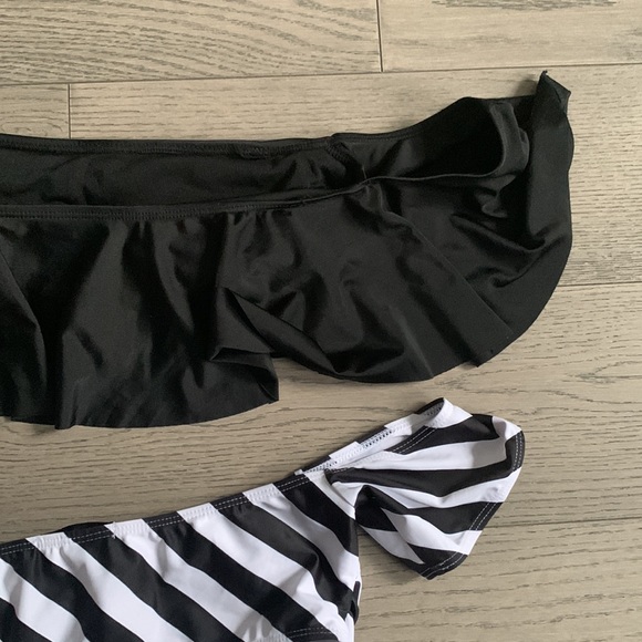 Two Off the Shoulder Bathing Suit Tops in Size 6 and M - Picture 5 of 7